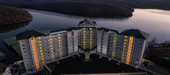 Freshly Remodeled @ The Towers at Parkview Bay! Hot Tub, Indoor & Outdoor Pools