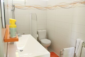 Dusche, Haartrockner, Handtücher, Toilettenpapier