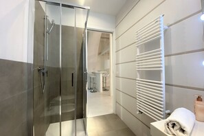 Doccia, asciugacapelli, bidet, asciugamani