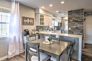 Dining - Branson Retreat w/ Balcony & 18-Hole Golf Course! (Branson)