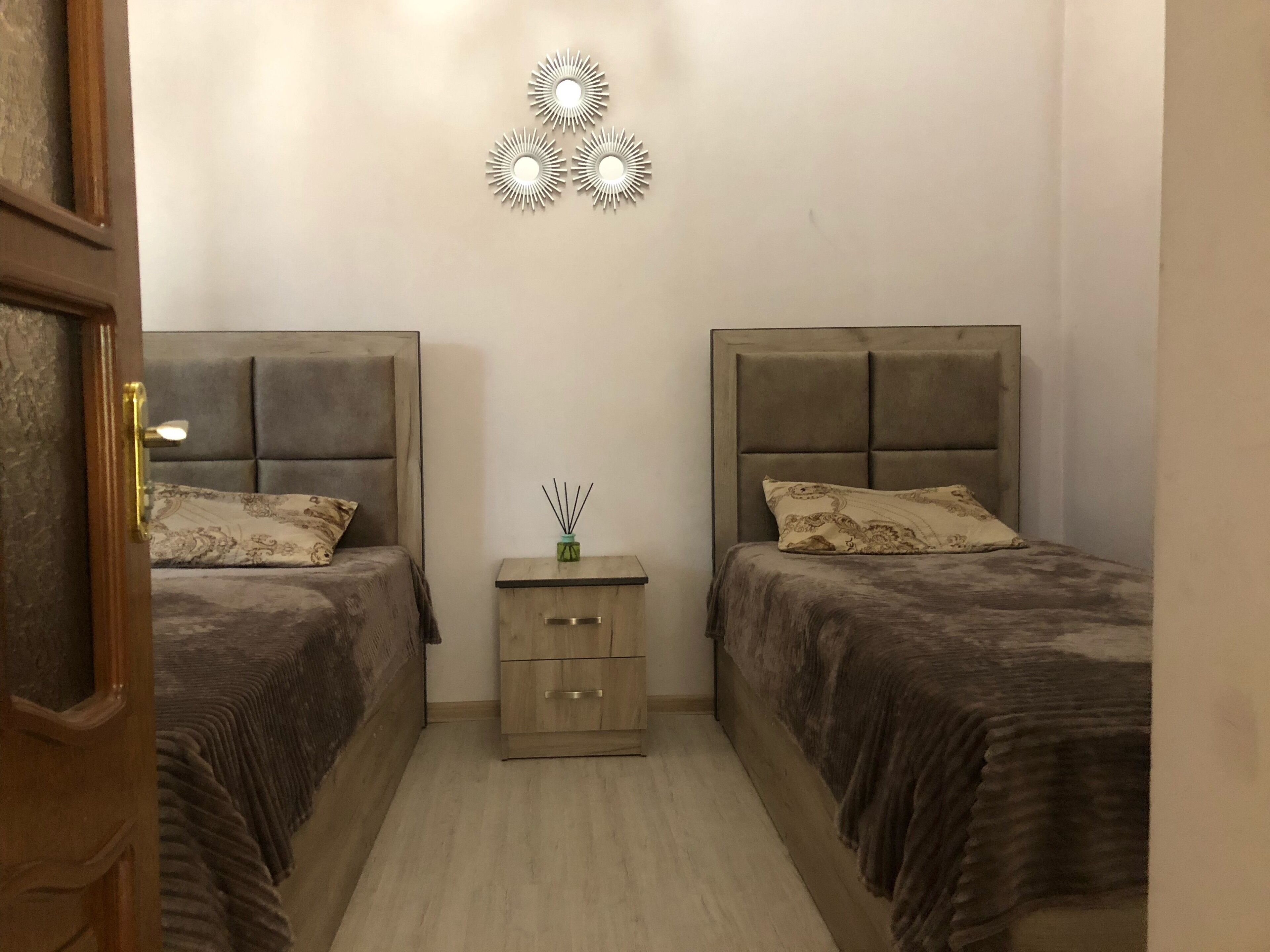 2 Schlafzimmer, Schreibtisch, Bügeleisen/Bügelbrett, Reisekinderbett