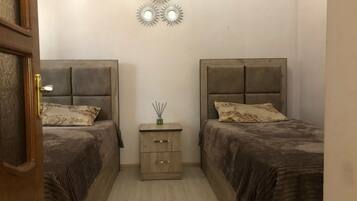 2 Schlafzimmer, Schreibtisch, Bügeleisen/Bügelbrett, Reisekinderbett