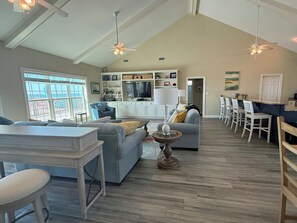 Smart TV, DVD player, books - The House - Gulf Beachfront, POOL, 4 Bedroom, 3 Bath, Pet Friendly, Sleeps 12. (Dauphin Island)