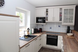 Frigorifero, microonde, forno, piano cottura