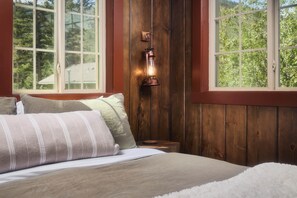 2 bedrooms, iron/ironing board, travel cot, WiFi - Private Mountain Retreat: Hot Tub, Loft & Fire Pit, by Forest & Peak Retreats! (Green Mountain Falls)