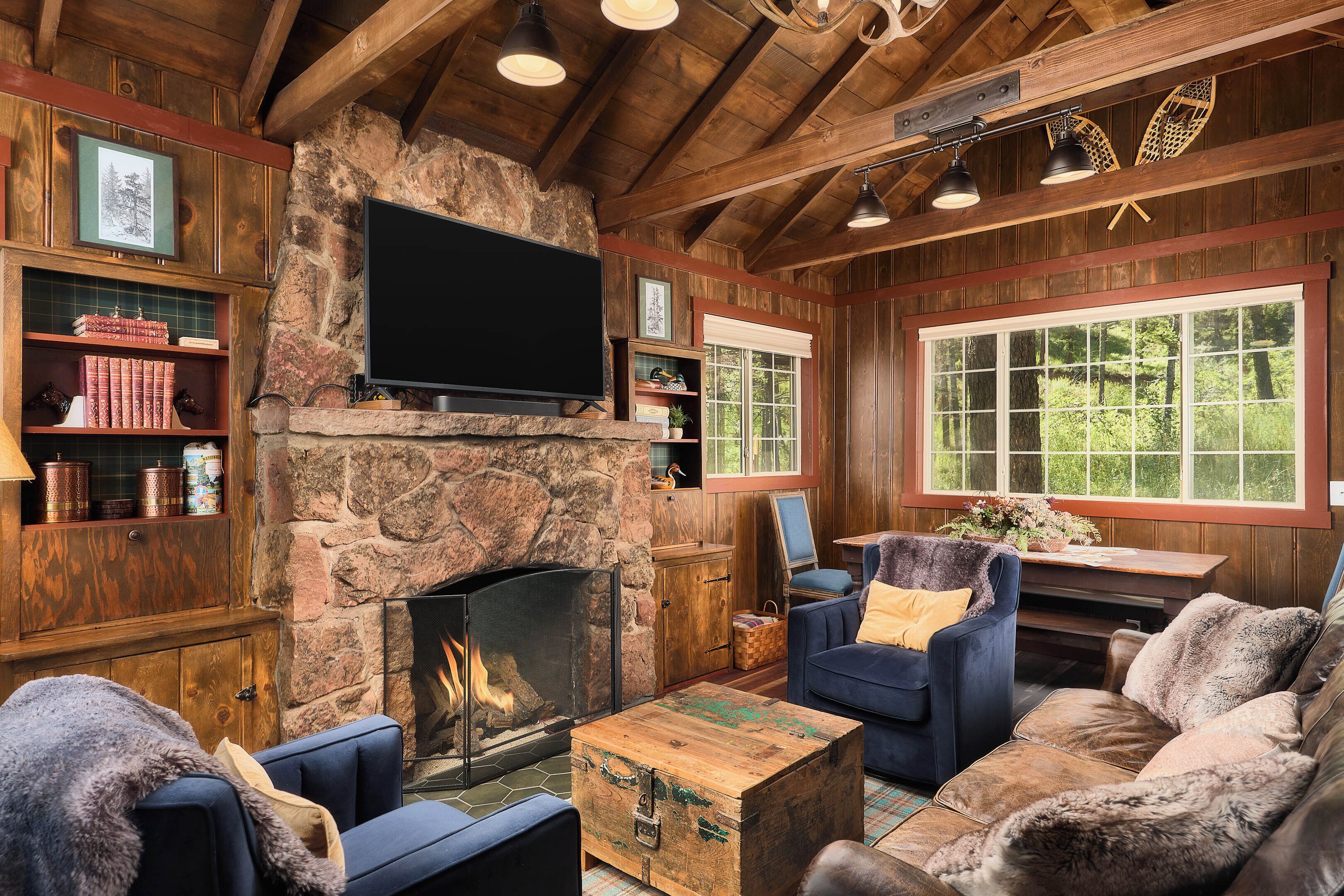 Smart-TV, Kamin, Bücher