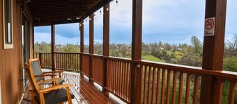 Private Room and Entrance, amazing views, deck space.