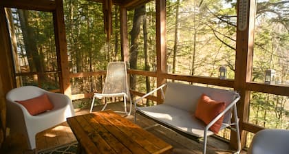 Beautiful Cedar Chalet Overlooking Jay Branch