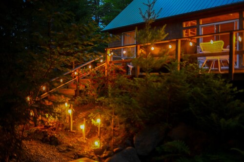 Beautiful Cedar Chalet Overlooking Jay Branch