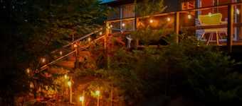 Beautiful Cedar Chalet Overlooking Jay Branch