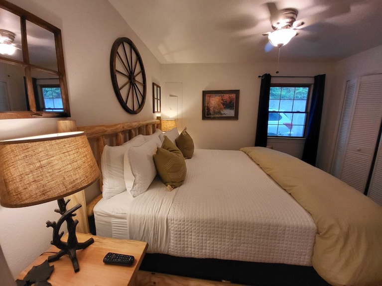 Relax In Comfort At The Alpine Cottage 2 Which Is Centrally Located In Helen. - Helen, GA