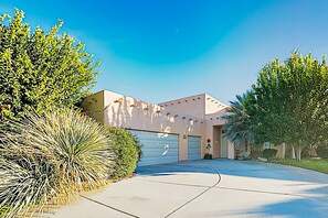 Property grounds - Expansive home with fireplace, heated pool & and spa in backyard haven (Indio)