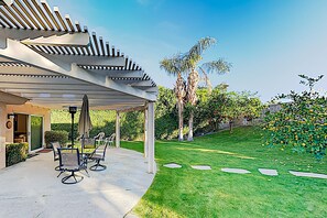 Outdoor dining - Expansive home with fireplace, heated pool & and spa in backyard haven (Indio)