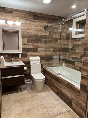 Combined shower/tub, towels, soap, shampoo