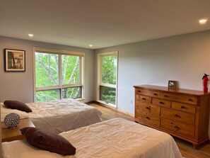 6 bedrooms, travel crib, free WiFi, bed sheets