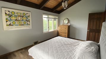 6 bedrooms, travel crib, free WiFi, bed sheets
