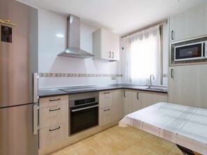 Een koelkast, een microgolfoven, een oven