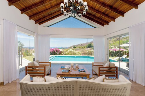 Luxury Ocean-View 5 BR Villa / short walk to the beach