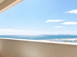 On the beach - Beautiful sea views, pools, close to everything (Empuriabrava)