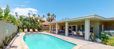 Een verwarmd zwembad