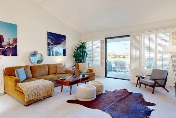 Taulutelevisio, DVD-soitin, kirjoja, stereot