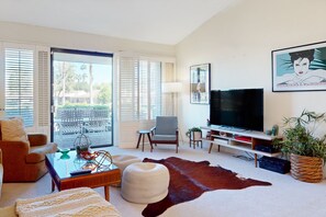 Taulutelevisio, DVD-soitin, kirjoja, stereot