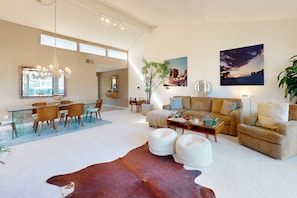 Taulutelevisio, DVD-soitin, kirjoja, stereot