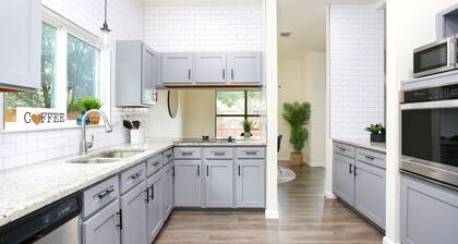 New ! Modern House with Jacuzzi & Mini-golf by Six Flags / SeaWord / UT SA