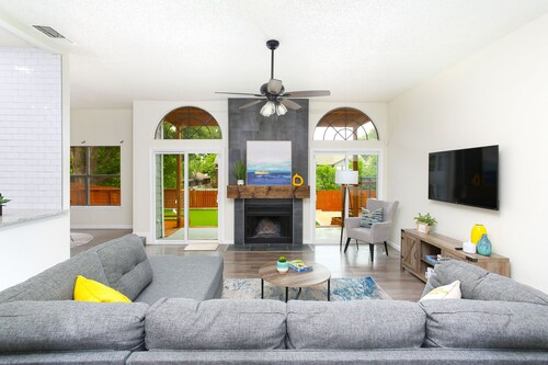 New ! Modern House with Jacuzzi & Mini-golf by Six Flags / SeaWord / UT SA