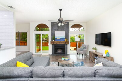 New ! Modern House with Jacuzzi & Mini-golf by Six Flags / SeaWord / UT SA