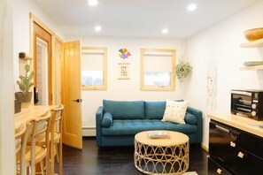 Deluxe Suite | Egyptian cotton sheets, premium bedding, memory foam beds - The Herwood Inn (Woodstock)