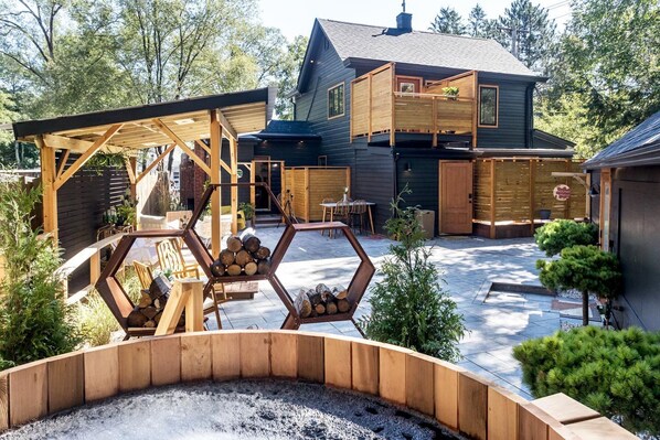 Outdoor spa tub - The Herwood Inn (Woodstock)