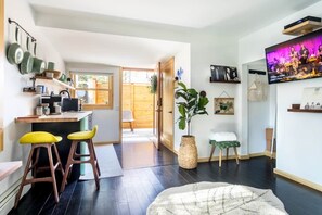 Studio | Egyptian cotton sheets, premium bedding, memory foam beds - The Herwood Inn (Woodstock)