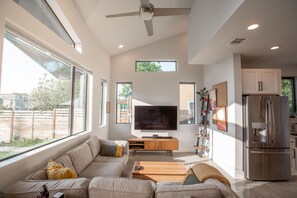 Smart TV, fireplace, stereo - Contemporary Central Austin House w/ Tesla Charger and Outdoor Grill (Austin)