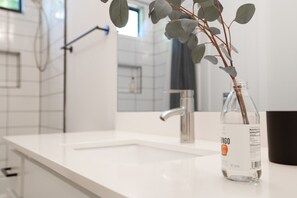 Ensemble douche/baignoire, sèche-cheveux, bidet, serviettes fournies