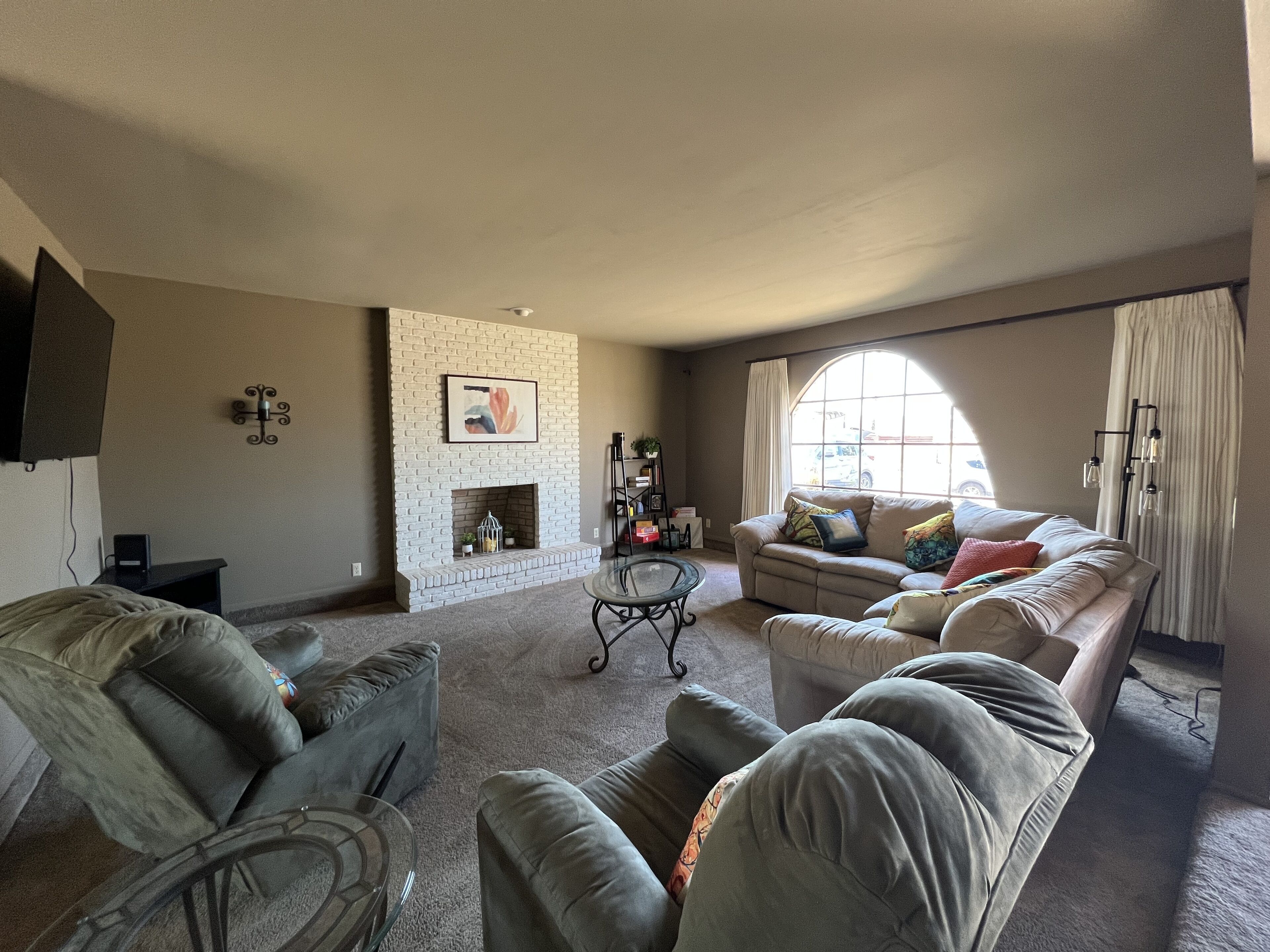 Fun Home-sleeps 7+Close to Downtown and London Bridge-Fulfills your desert dream