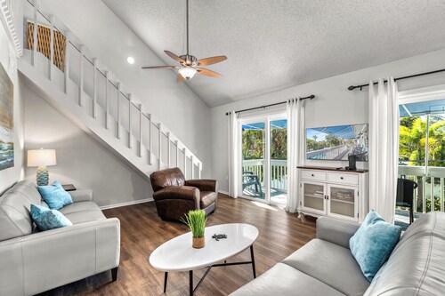 3 bed 2 Bath, heated pool, walk to beach and village