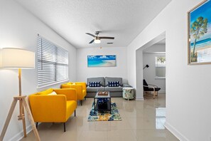 Smart TV, books - Coastal Retreat Near John’s Pass Village (Madeira Beach)