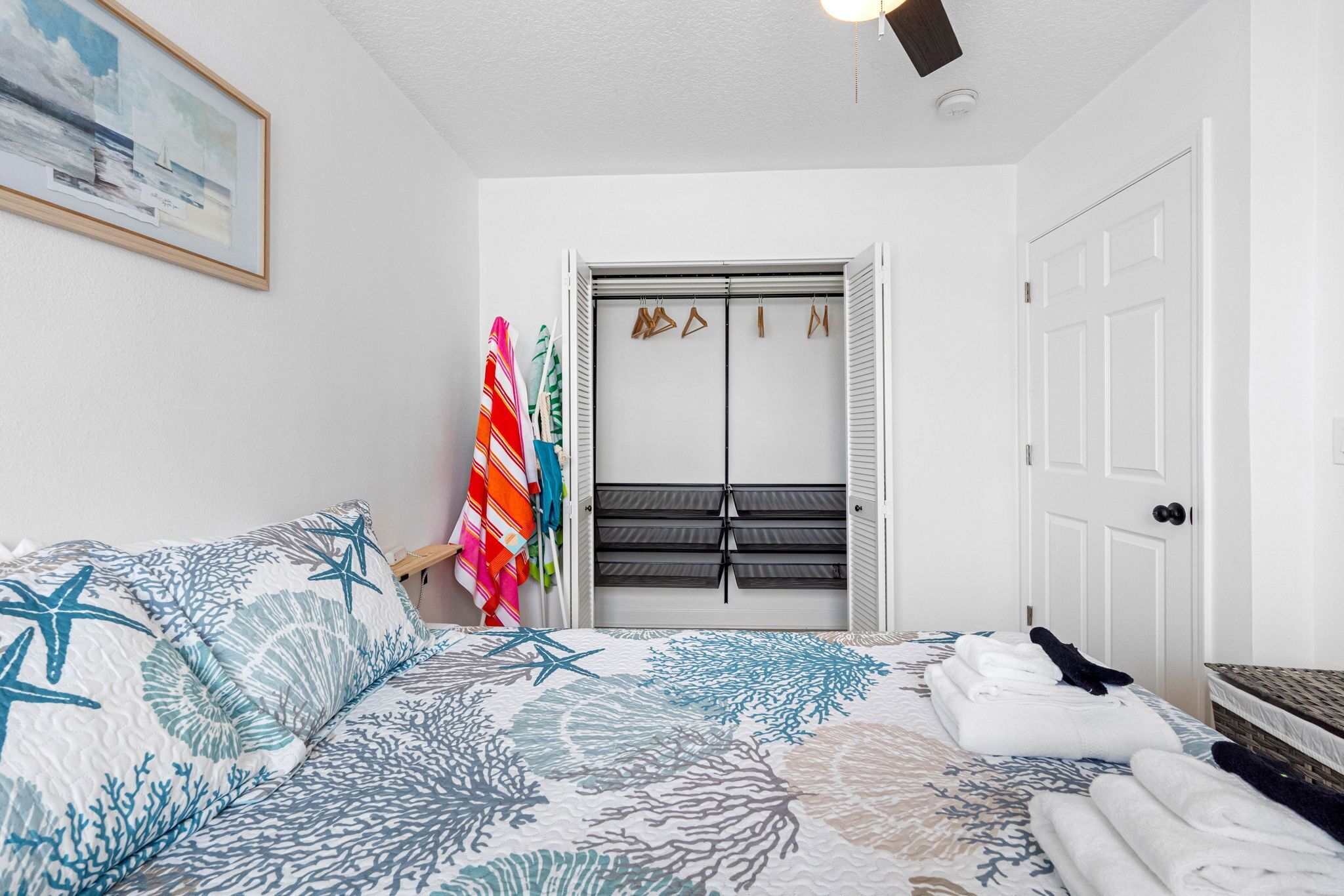 Un dormitorio con cama, armario y puerta.