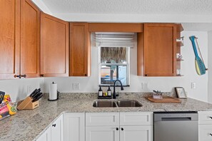 Fridge, microwave, oven, stovetop - Coastal Retreat Near John’s Pass Village (Madeira Beach)