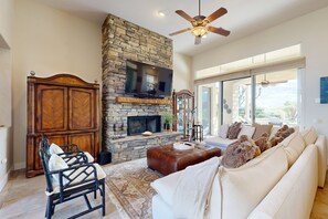 تلفزيون، مدفأة، مشغل دي في دي، كُتُب