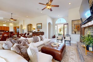 تلفزيون، مدفأة، مشغل دي في دي، كُتُب