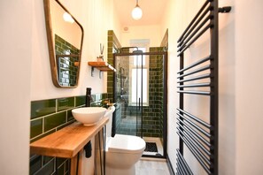 Secador de pelo y toallas