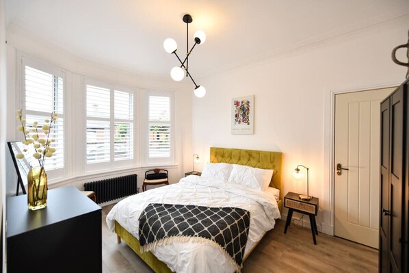 2 bedrooms, iron/ironing board, free WiFi, bed sheets - Lallan Shores - 2 bed newly refurbished ground floor flat in town centre location in Troon. (Troon)