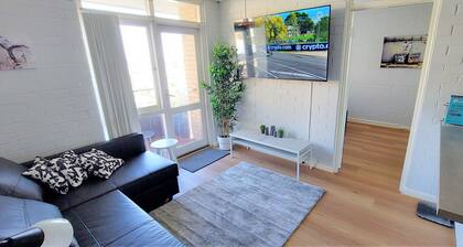 Sky High on Arundel Apartment - 4 minutes walk from the Fremantle Markets