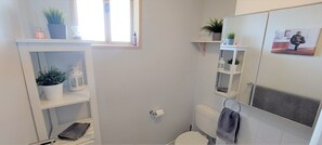 Douche, séchoir à cheveux, serviettes fournies, papier de toilette