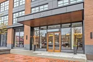 Exterior detail - Luxury South End 1BR w. W/D and Gym, by Blueground (Boston)