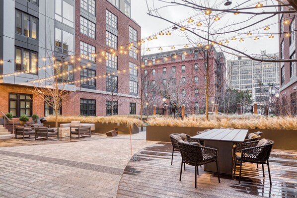 Outdoor dining - Luxury South End 1BR w. W/D and Gym, by Blueground (Boston)