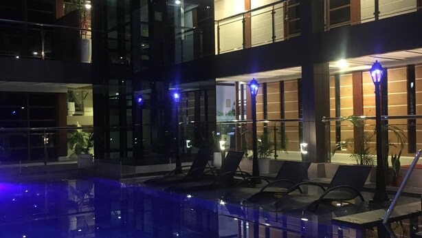 Kolam renang tertutup 