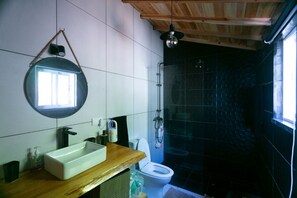 Douche, sĂšche-cheveux, serviettes fournies